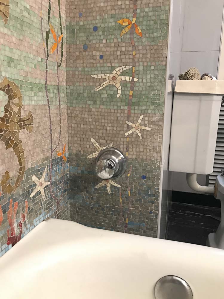 restauro mosaici bagno privato
